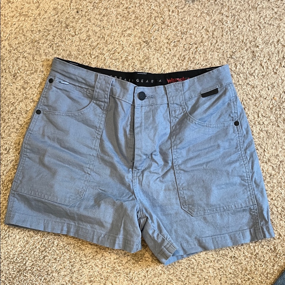 Womens size 6 wrangler all terrain shorts.